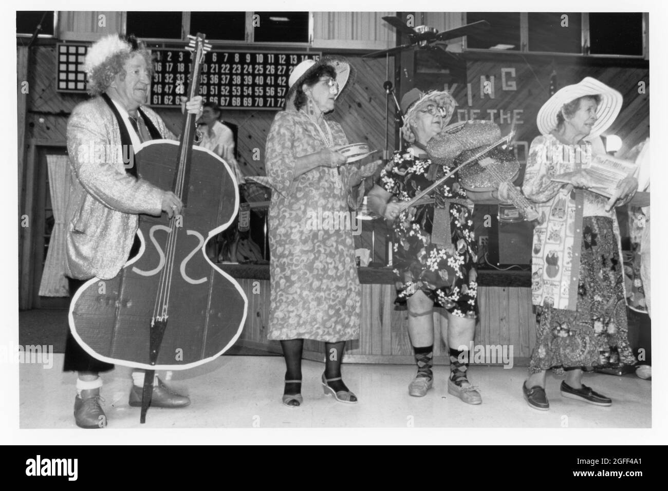 Pharr Texas USA, circa 1989: Gli anziani indossano costumi in una festa a tema 'hobo' in un parco RV che si serve dei texani invernali, i pensionati degli stati del nord che trascorrono gli inverni miti nella Rio Grande Valley del Texas meridionale. ©Bob Daemmrich Foto Stock