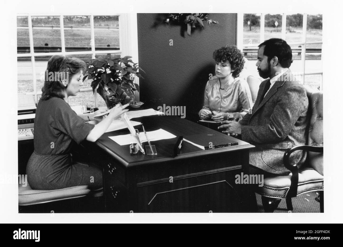 Austin Texas USA, circa 1992: Conto di apertura della coppia all'associazione di risparmio e prestito del Texas. ©Bob Daemmrich Foto Stock