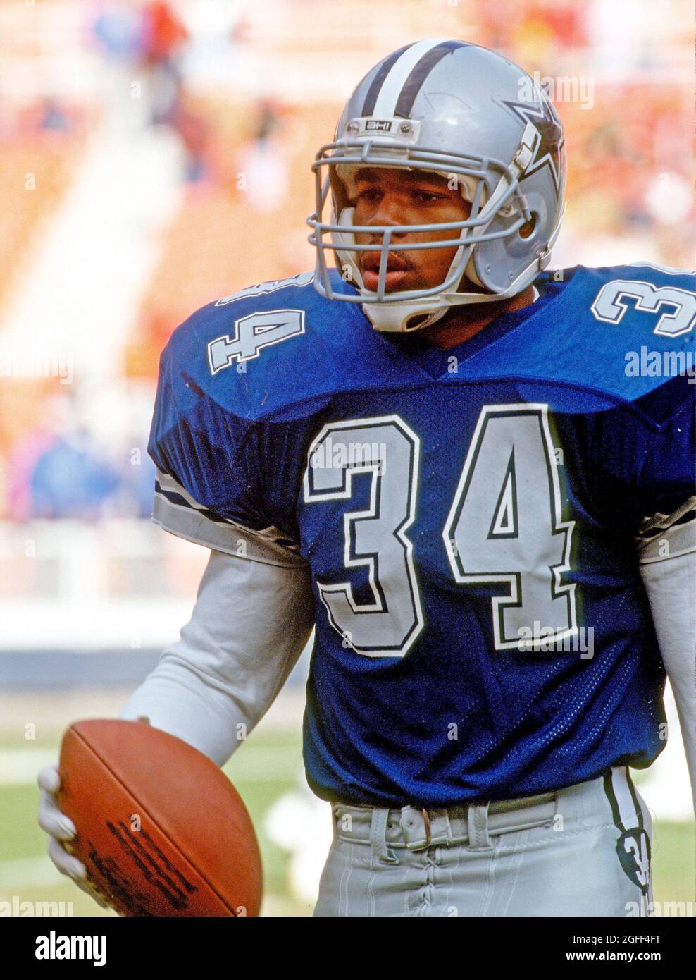 Foto del file di Dallas Cowboy in esecuzione Herschel Walker (34) prima di una partita NFL allo stadio RFK di Washington, DC il 11 dicembre 1988. Il 25 agosto 2021 Walker ha annunciato di essere candidato alla nomina repubblicana del 2022 per il seggio al Senato degli Stati Uniti attualmente detenuto dal senatore americano Raphael G. Warnock (democratico della Georgia). Credit: Arnie Sachs/CNP Foto Stock