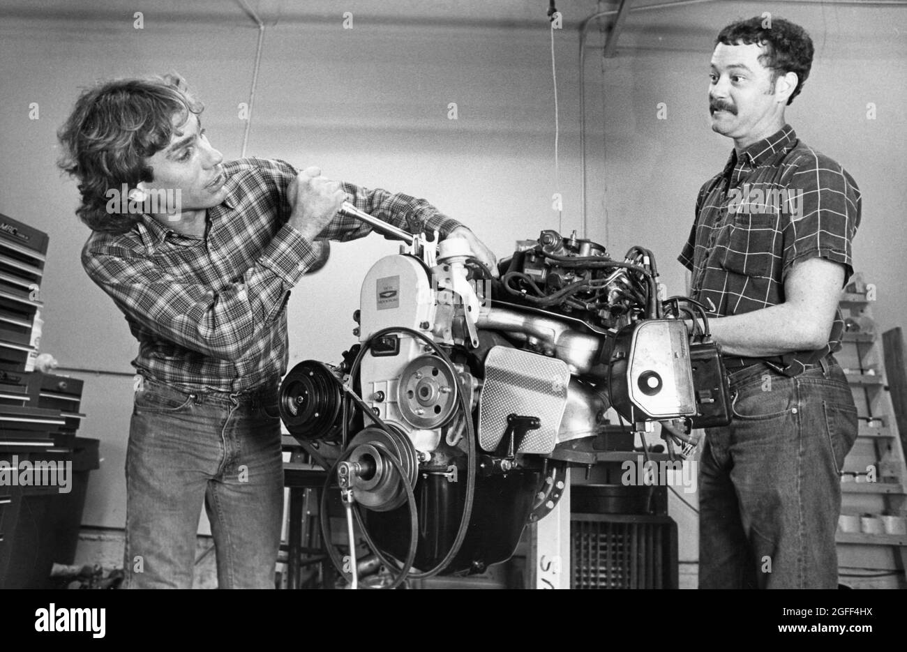 Austin Texas USA, circa 1991: Meccanici che lavorano su un'auto straniera in un negozio di riparazione automobilistica. ©Bob Daemmrich Foto Stock