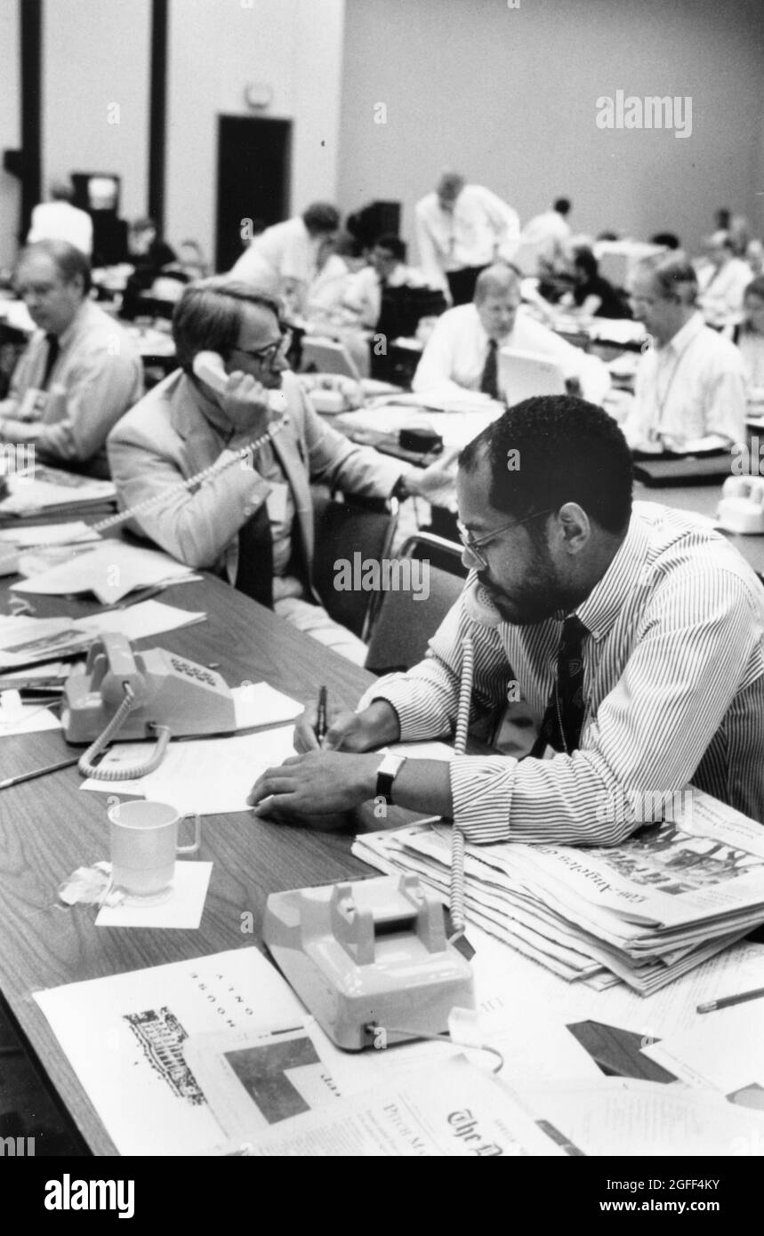 Houston Texas USA, 1990: Giornalisti al lavoro nella sala stampa della Casa Bianca durante il G7 Houston Economic Summit del 1990 (originale a colori). ©Bob Daemmrich Foto Stock