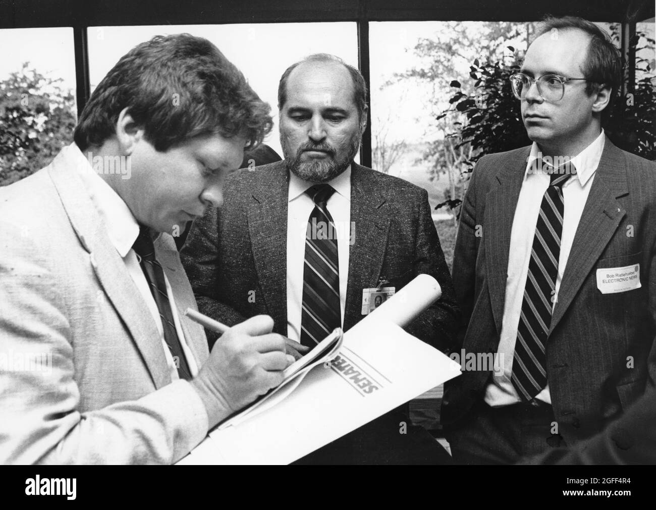 Austin Texas USA, circa 1990: Reporter di una rivista di settore intervistando i dirigenti di Sematech alla cerimonia di dedizione per la nuova sede del consorzio. ©Bob Daemmrich Foto Stock