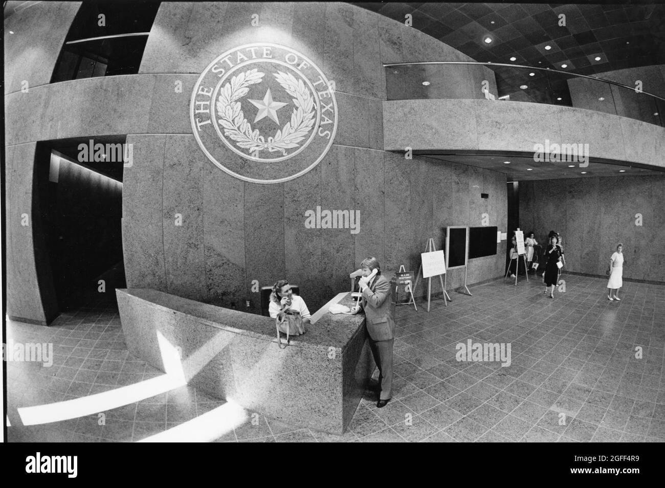 Austin Texas USA, circa 1994: Banco ricevimento nella lobby del William B. Travis state Office Building nel complesso Capitol del centro. ©Bob Daemmrich Foto Stock