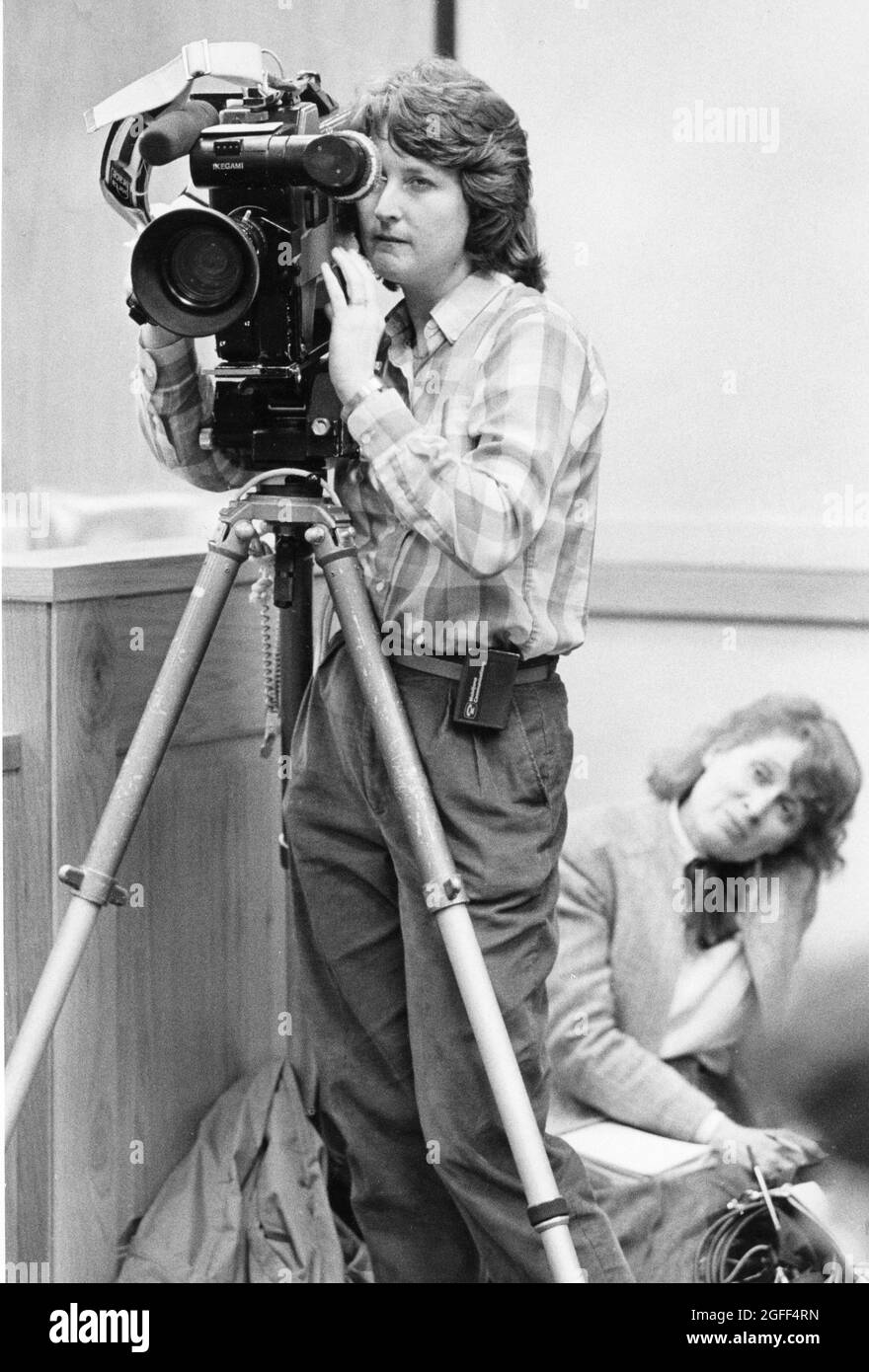 Austin Texas USA, circa 1993: Operatore di fotocamera femminile, parte di una stazione TV locale notizie equipaggio, registra conferenza stampa vicino al Texas Capitol. ©Bob Daemmrich Foto Stock