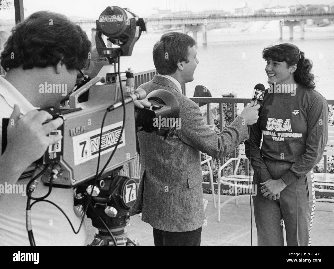 Austin Texas USA, circa 1994: L'equipaggio di notizie della televisione intervista l'atleta femminile nel centro di Austin. ©Bob Daemmrich Foto Stock