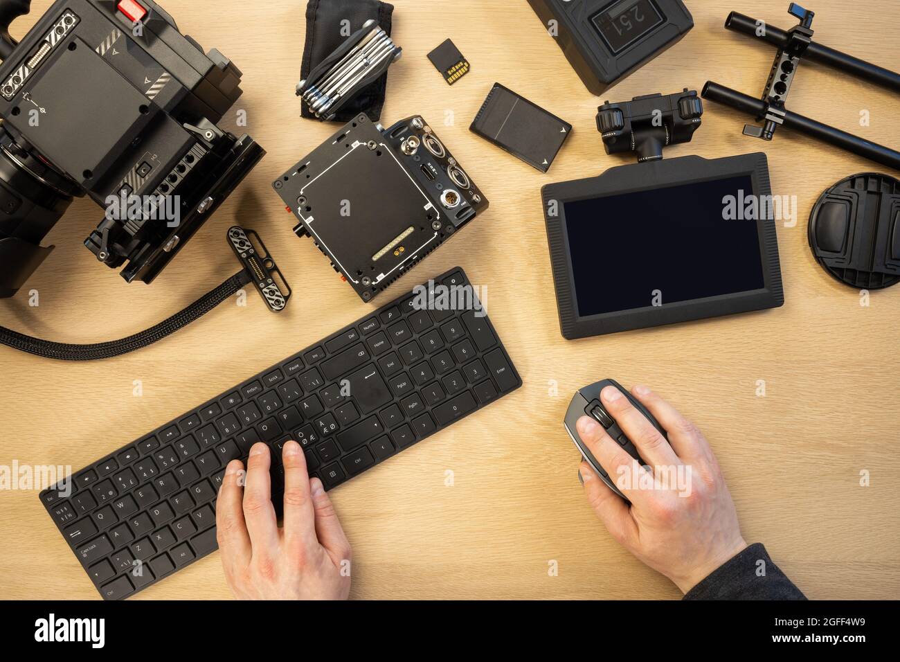 Fotografo creativo che utilizza le parti del computer da apparecchiatura al tavolo Foto Stock