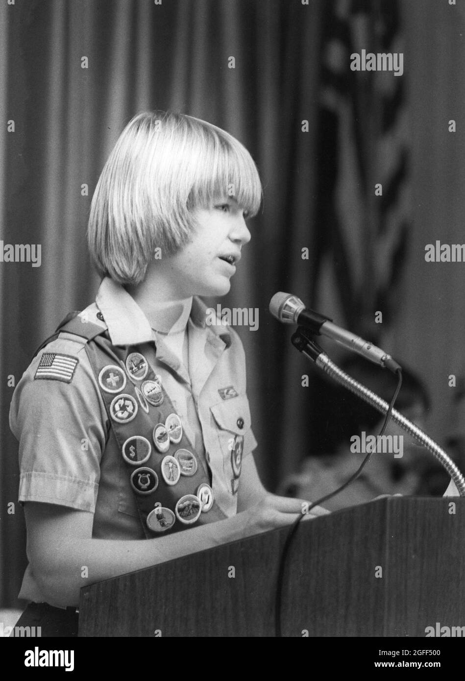 Austin, Texas USA, circa 1992: Eagle Scout indossando un telaio con badge di merito che parlano al pubblico incontro. ©Bob Daemmrich Foto Stock