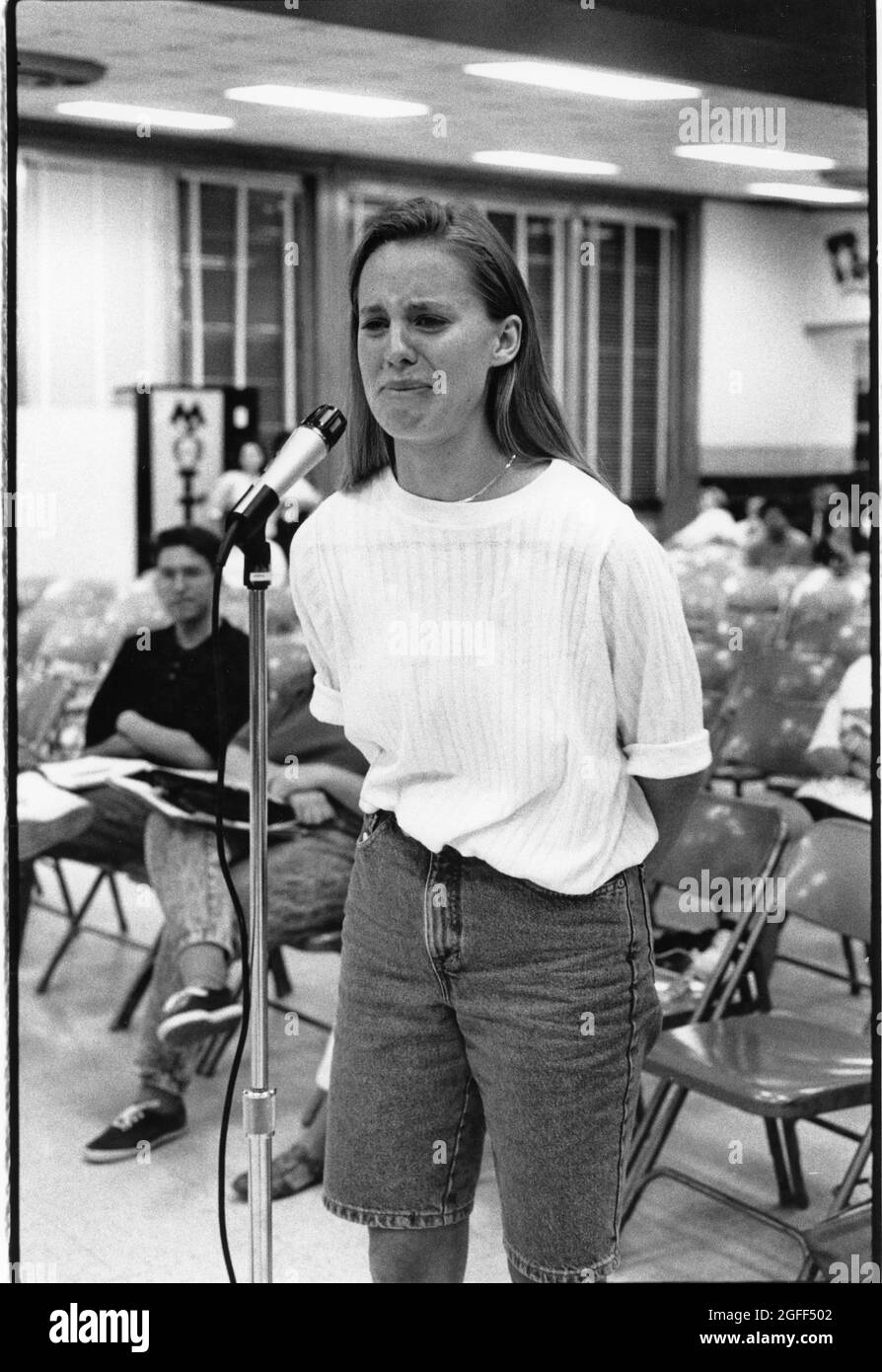 Austin Texas USA, circa 1991: Studente di scuola superiore che parla al consiglio di amministrazione della scuola per opporsi alla possibile chiusura della sua scuola superiore. File EV3-0220 NO mr ©Bob Daemmrich Foto Stock