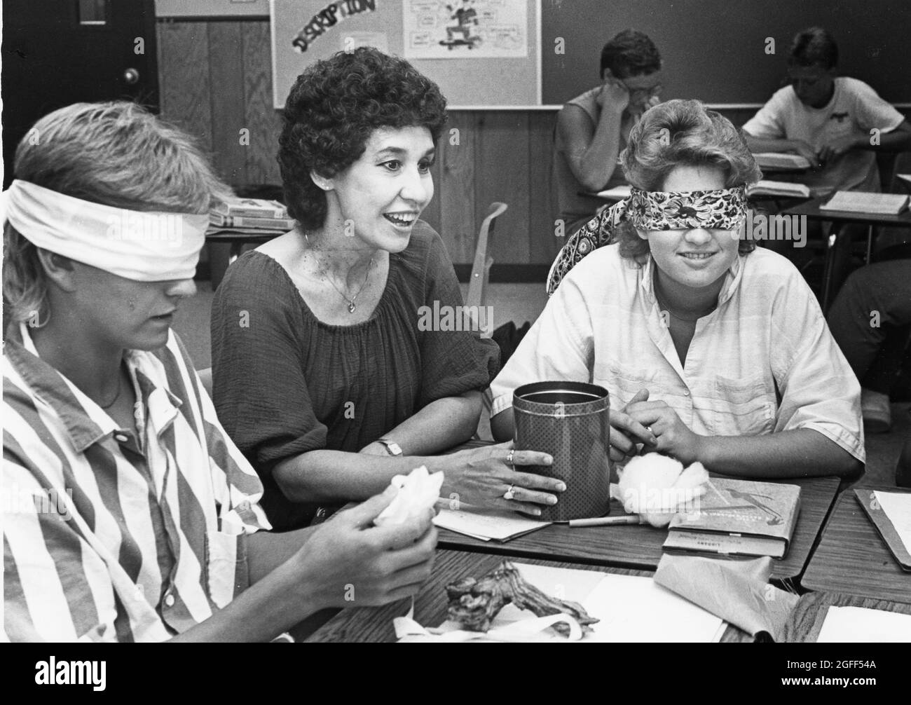 Round Rock Texas USA, 1991: Insegnante di inglese di scuola superiore utilizza la tecnica della percezione sensoriale per insegnare le abilità di scrittura, file EV3-0357 ©Bob Daemmrich Foto Stock