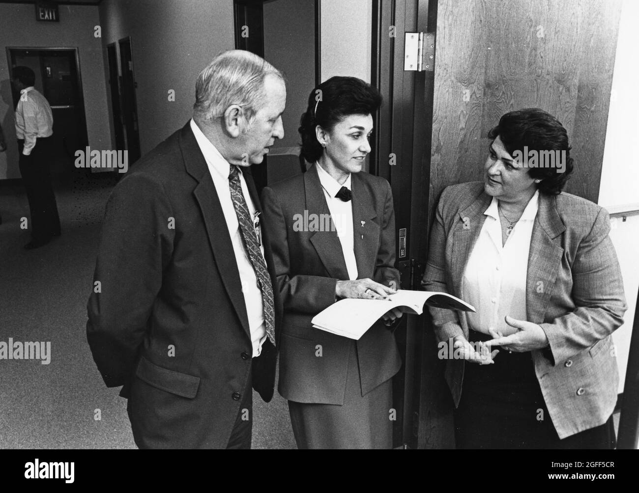 Austin Texas USA, circa 1991: Gli sviluppatori di software per computer tengono una riunione informale in un corridoio d'ufficio mentre lavorano su nuovi prodotti. ©Bob Daemmrich Foto Stock