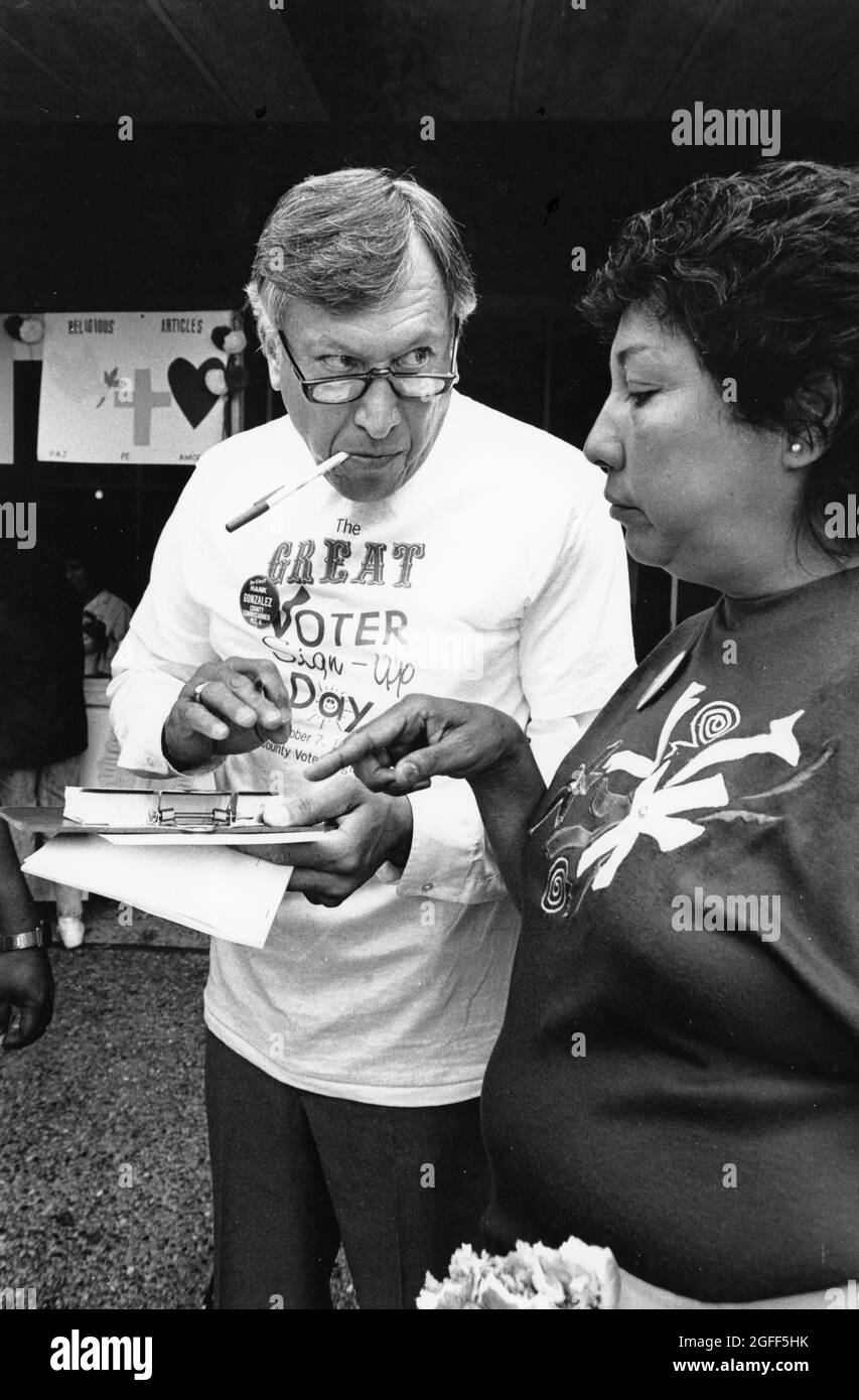 Austin Texas USA, circa 1994: Guida di registrazione del voter del Texas con ufficiale pubblico ispanico che firma gli elettori durante una guida di registrazione a livello di contea. ©Bob Daemmrich Foto Stock