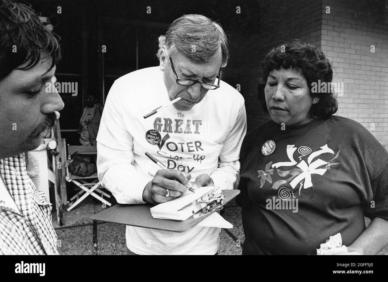 Austin Texas USA, circa 1994: Guida di registrazione del voter del Texas con ufficiale pubblico ispanico che firma gli elettori durante una guida di registrazione a livello di contea. ©Bob Daemmrich Foto Stock