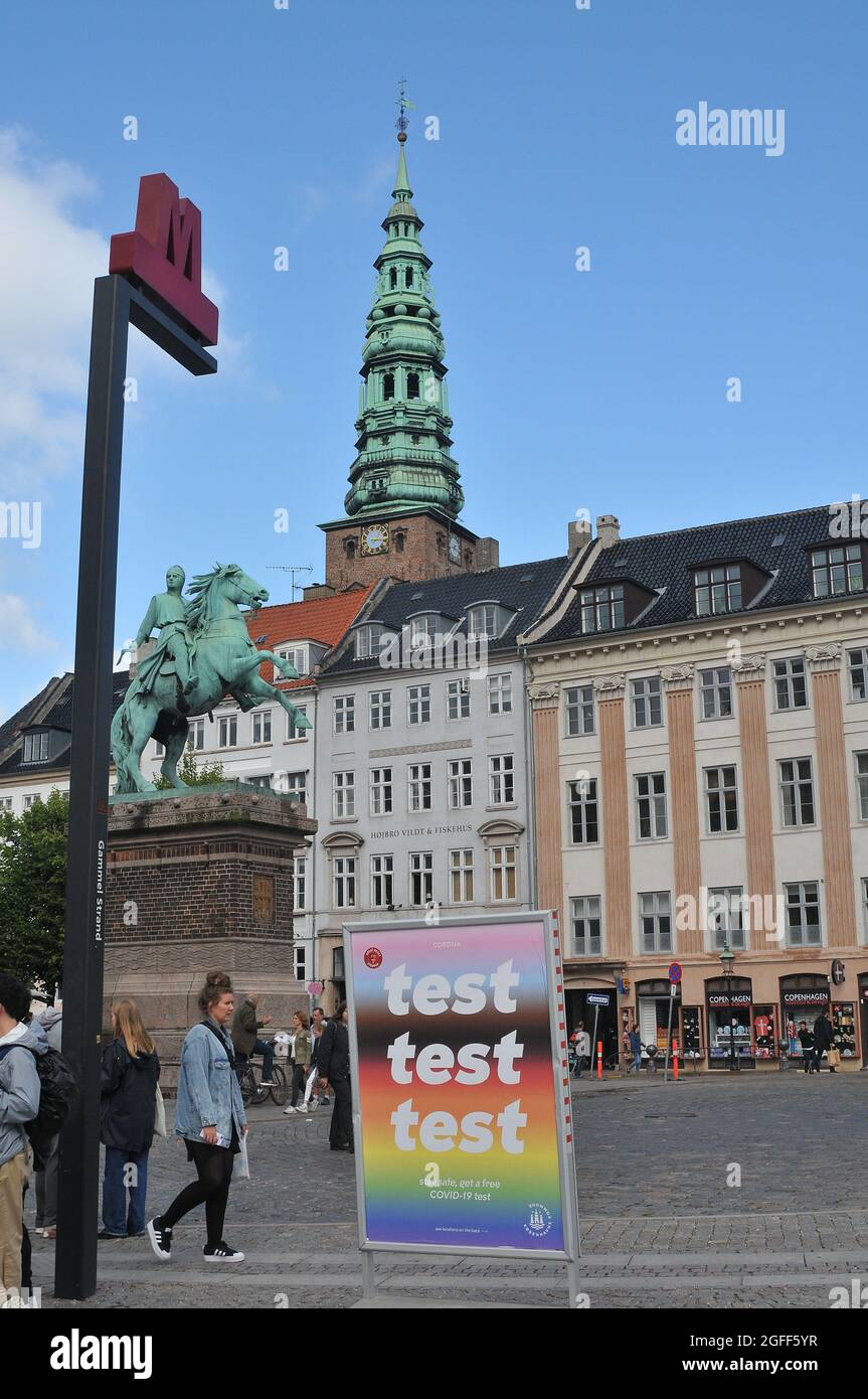 Copenaghen, Danimarca., 25 agosto 2021, per turisti e visistors lettura bilboard ottenere un libero Covid-19 raid antigene test, billbaord posto a SGL.Strand m Foto Stock