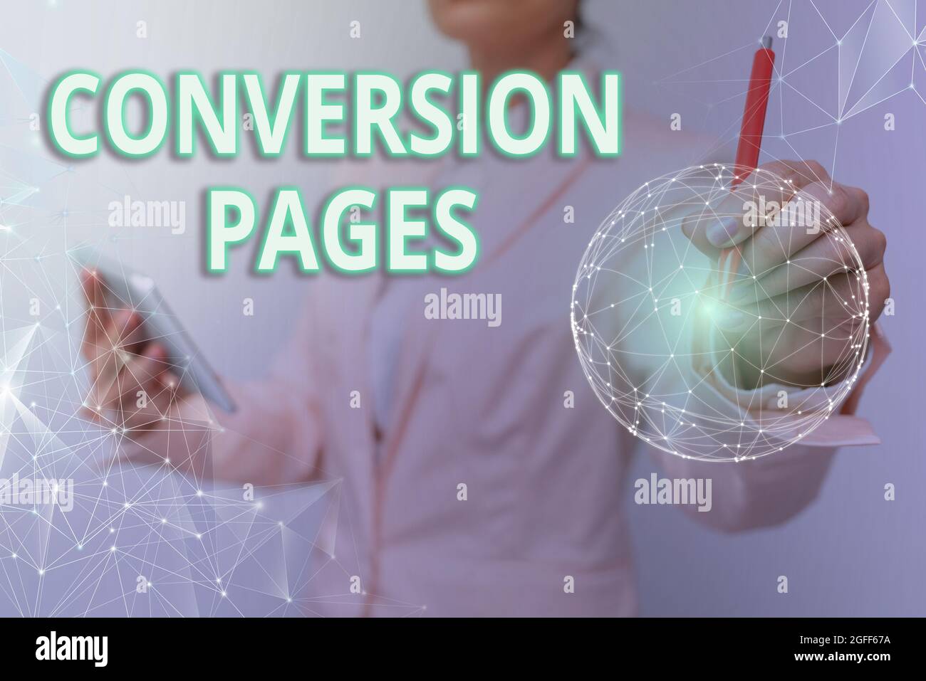 Pagine di conversione del testo della scrittura a mano. Parola per appare in risposta a fare clic su un motore di ricerca Donna in Suit Holding Tablet con olografica circolare Foto Stock