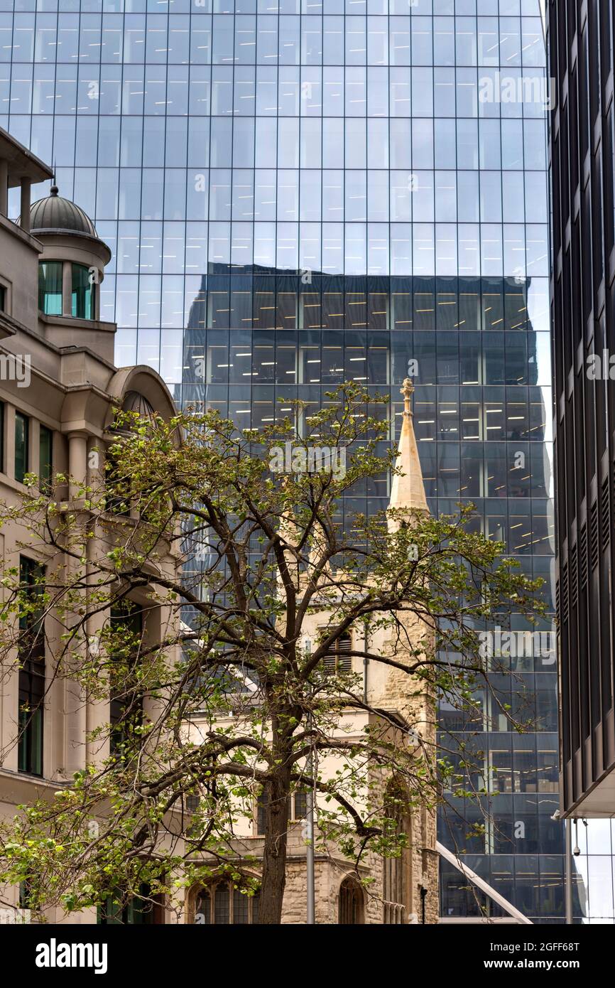 LONDRA CITTÀ ST MARY AX VISTA DI ST ANDREW UNDERSHAFT LA CHIESA TRA I GRATTACIELI Foto Stock