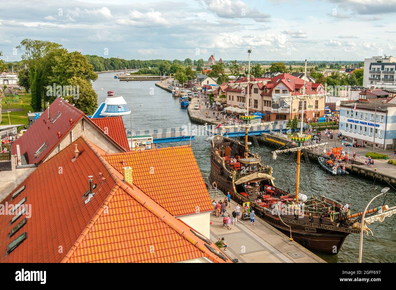 Darłówko, Polonia 09 agosto 2021 il fiume Wieprza, un ponte pedonale estendibile e una nave da crociera pirata, solo per uso editoriale Foto Stock
