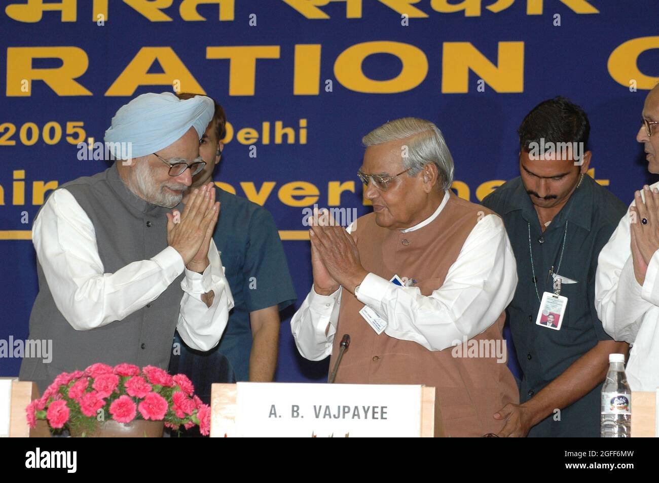 Il primo Ministro Manmohan Singh e l'ex primo Ministro Atal Behari Vajpayee alla riunione del Consiglio Nazionale per l'integrazione a Nuova Delhi mercoledì, A Foto Stock