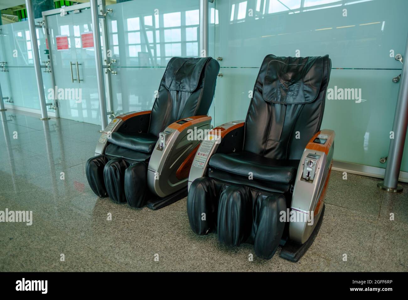 Gaziemir, Izmir, Turchia - 03.11.2021: Due poltrone da massaggio in pelle vuote all'aeroporto di Aydin Menderes per i passeggeri Foto Stock