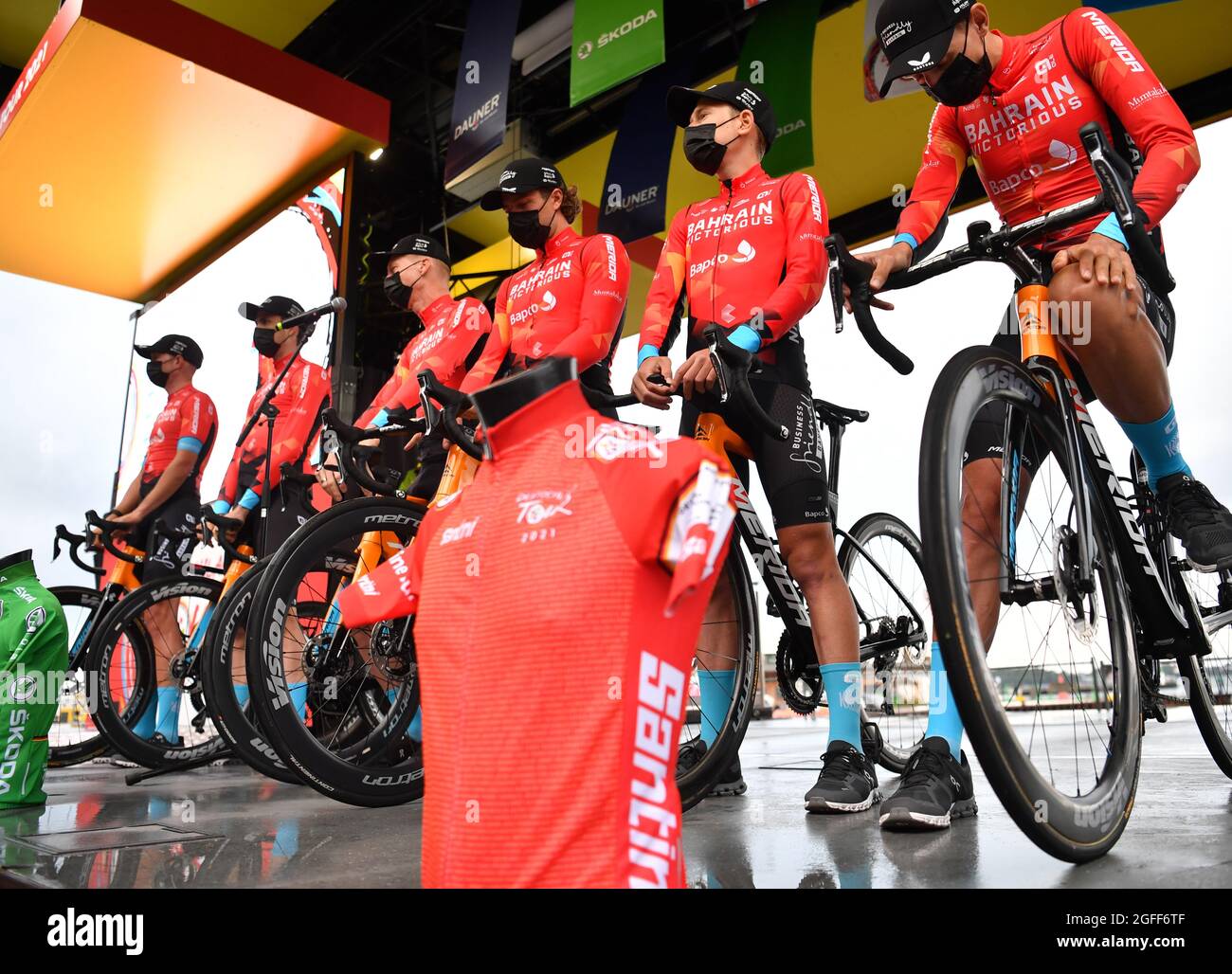 Stralsund, Germania. 25 ago 2021. Ciclismo: Prima dell'inizio del Tour della Germania, presentazione di squadra. I piloti del Team Bahrain vittoriosi sono sul podio. Credit: Bernd Thissen/dpa/Alamy Live News Foto Stock