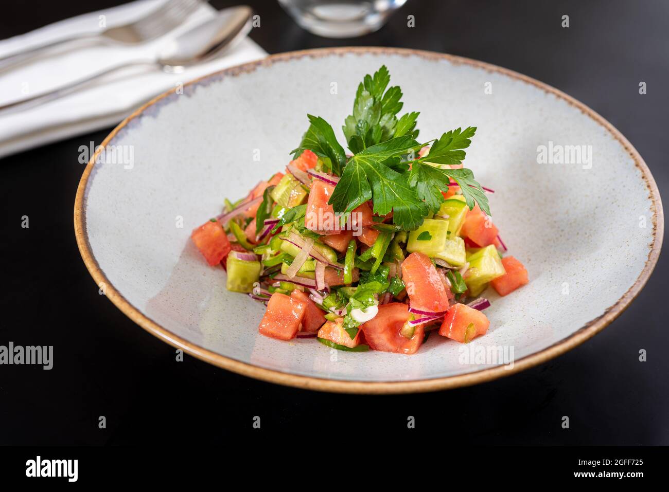 Insalata di cobano turco (choban) o pastori su tavola nera. Foto Stock