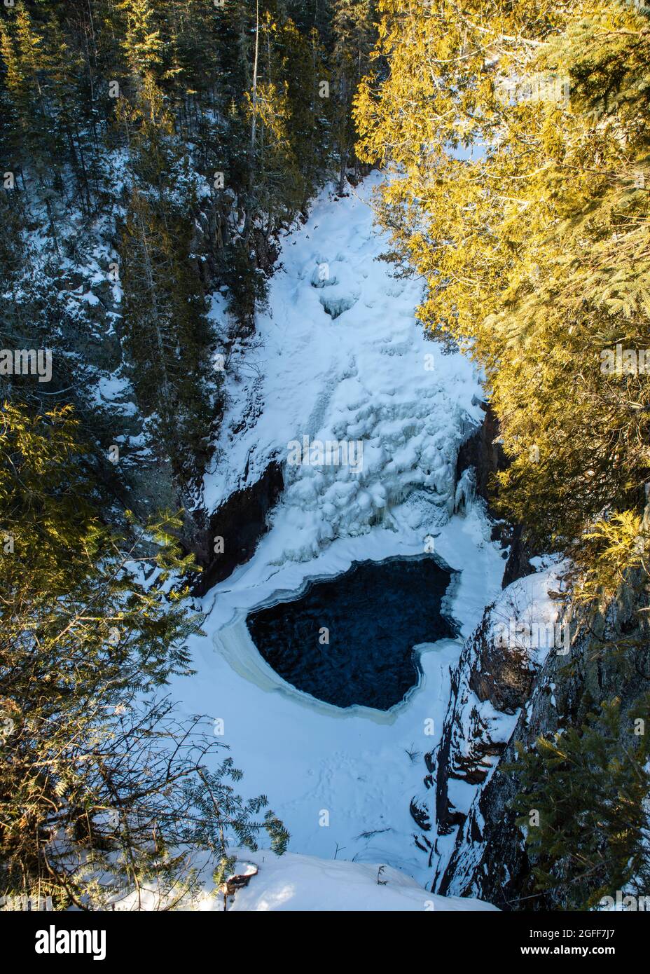 Brule River e Devil's Kettle Falls in una fredda giornata invernale; Judge CR Magney state Park, Grand Marais, Minnesota, USA. Foto Stock