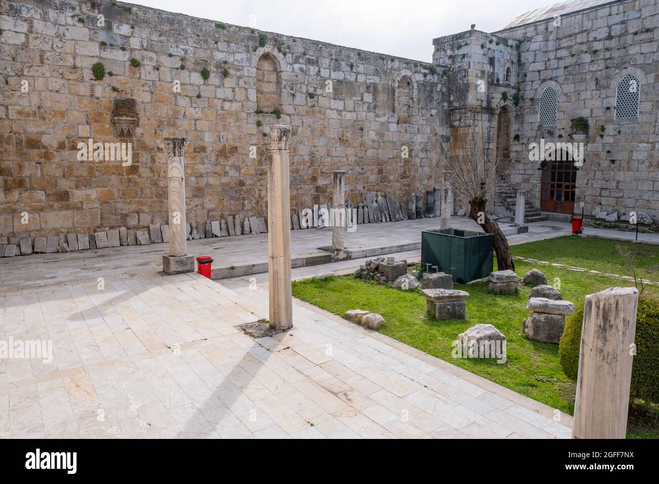 Selcuk, Izmir, Turchia - 03.09.2021: Vista interna del cortile della moschea di Isa Bey costruita nel 1375 decorata con mistura di architettura cristiana islamica Foto Stock