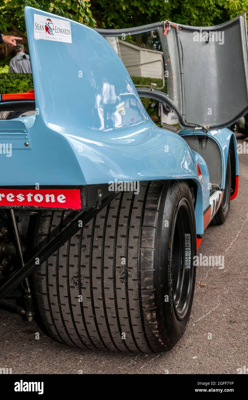 Ampio pneumatico posteriore della Porsche 917K racing car nel classico schema colore Gulf Oil al Goodwood Festival of Speed Motor racing evento 2014. Pneumatico grasso Foto Stock