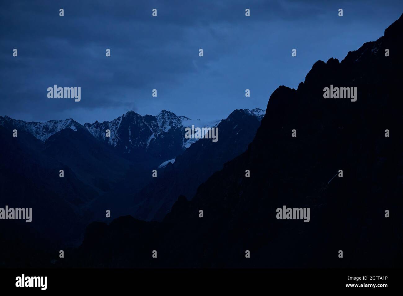 Paesaggio di spettacolari montagne blu al crepuscolo di Tian Shan in Kazakhstan Foto Stock