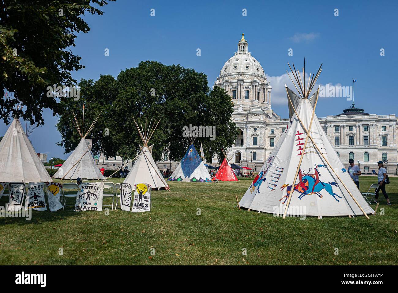 St Paul, Stati Uniti. 25 ago 2021. St. Paul, Minnesota - 25 agosto 2021. I leader indigeni e i loro alleati per la protezione dell'acqua hanno creato un campo in stile occupato sul prato del Minnesota state Capitol Building per protestare contro la compagnia canadese Enbridge, che sta espandendo il controverso gasdotto della linea 3. Il progetto da 9.3 miliardi di dollari porterà il petrolio attraverso terre tribali protette dal trattato e attraverso parti dello spartiacque degli Stati. (Foto di Michael Nigro/Sipa USA) Credit: Sipa USA/Alamy Live News Foto Stock