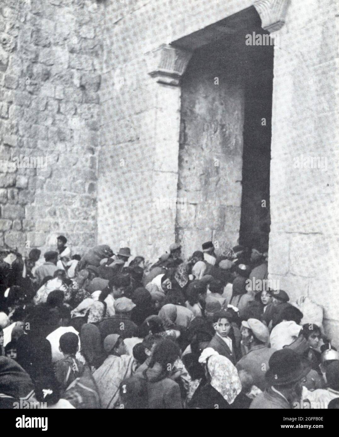 I residenti del quartiere ebraico evacuano la Città Vecchia attraverso la porta di Sion nel maggio 1948. Foto Stock