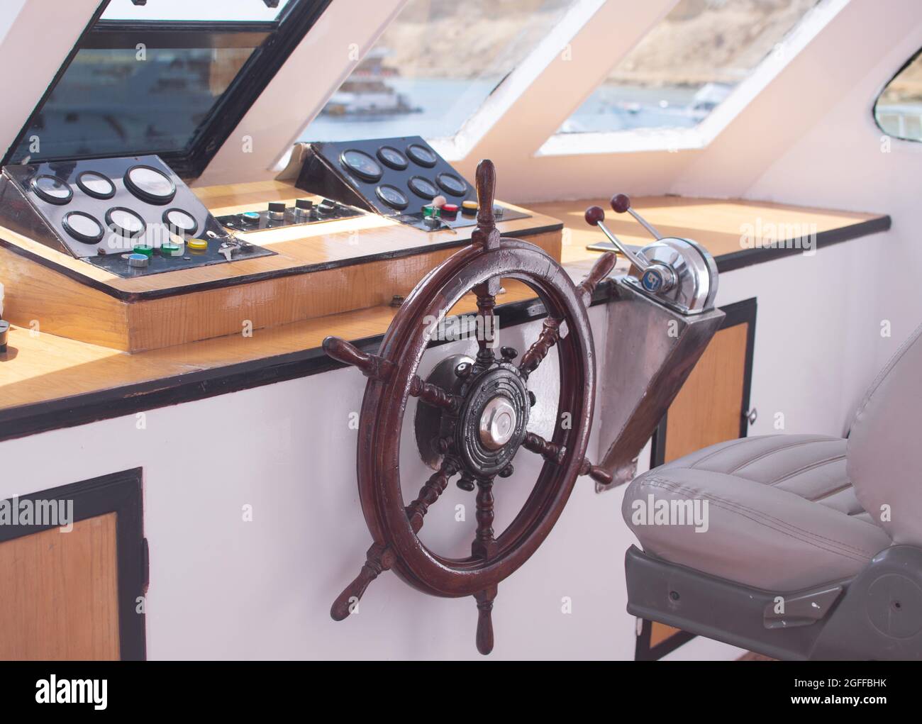 la cabina del capitano. volante, strumenti, sedia Foto Stock