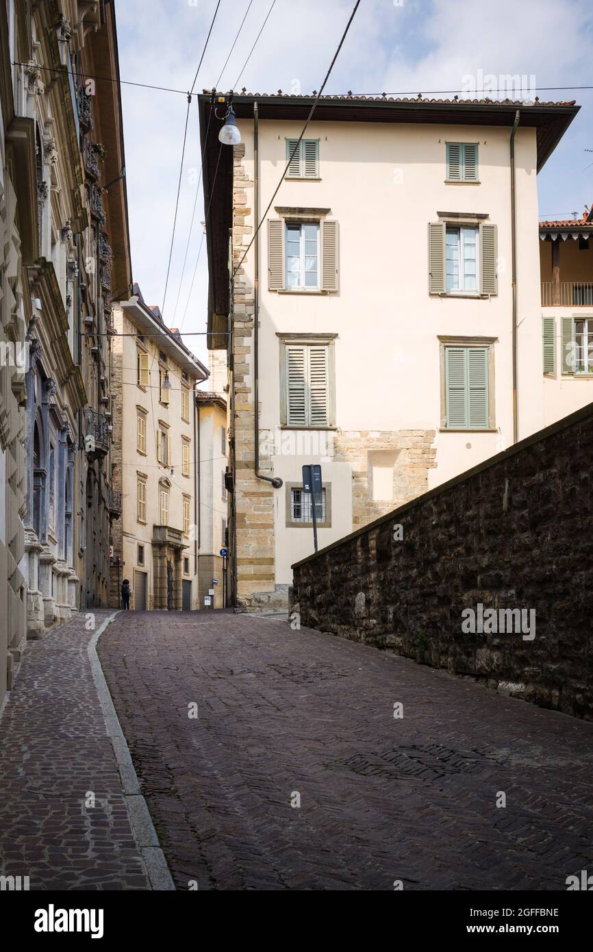 Città alta, Bergamo, Italia: Tipica scena stradale; palazzi con finestre a saracinesche; stradine strette e curvanti, qui la Via Donizetti. Foto Stock