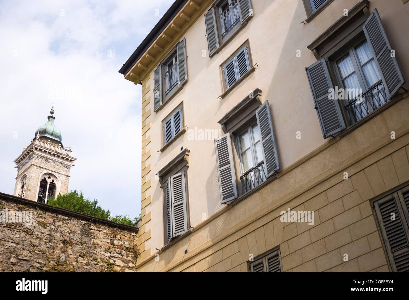 Città alta, Bergamo, Italia: Tipica scena stradale; palazzi con finestre a sarciaidea; scorcio della torre di S. Maria maggiore. Foto Stock
