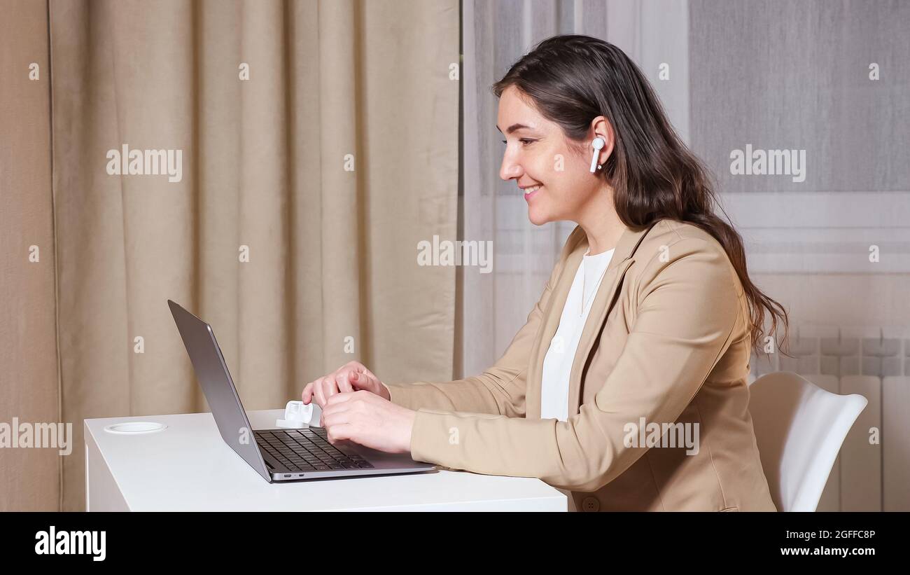 Copywriter in cuffie parla di videochiamata e tipi Foto Stock