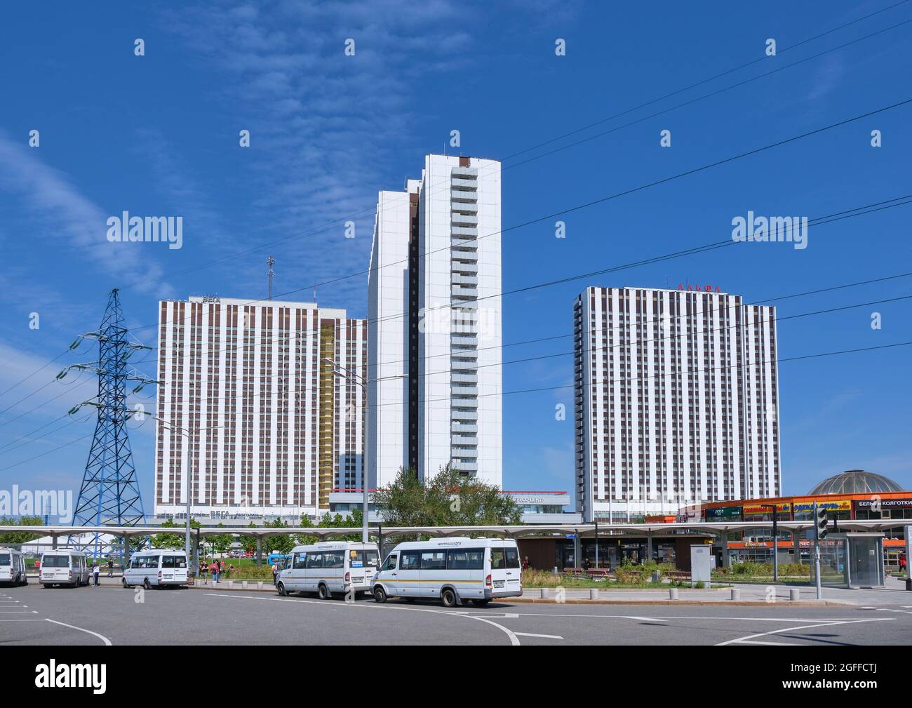 Vista del complesso alberghiero Izmailovo, edifici Alpha, Beta e Vega, costruito nel 1980, punto di riferimento: Mosca, Russia - 15 agosto 2021 Foto Stock