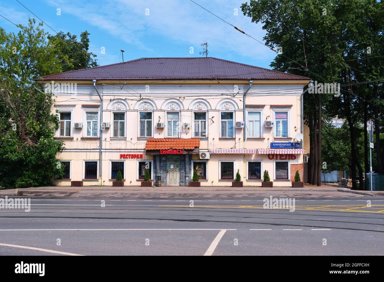 Un vecchio edificio a due piani dal 1880 in cui si trovano il ristorante e l'hotel: Mosca, Russia - 15 agosto 2021 Foto Stock