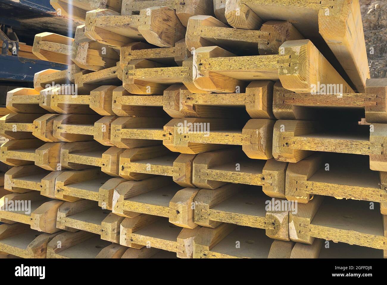 Travi impilate in legno a listelli Foto Stock