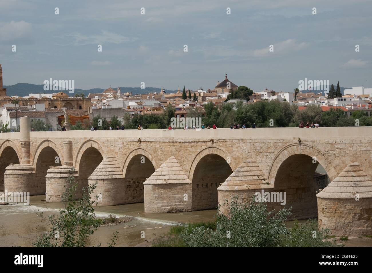 Il Ponte Romano sul fiume Guadalquivir e la città di Cordoba, Cordoba, Provincia di Cordoba, Andalusia, Spagna Foto Stock