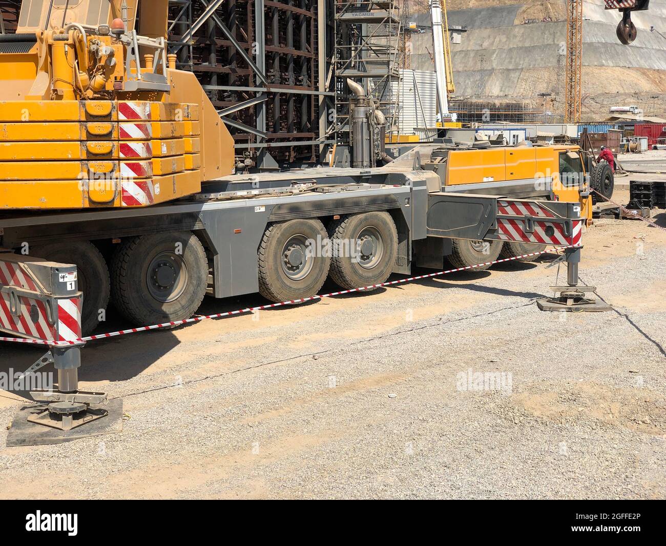 Gru mobile pesante in cantiere Foto Stock