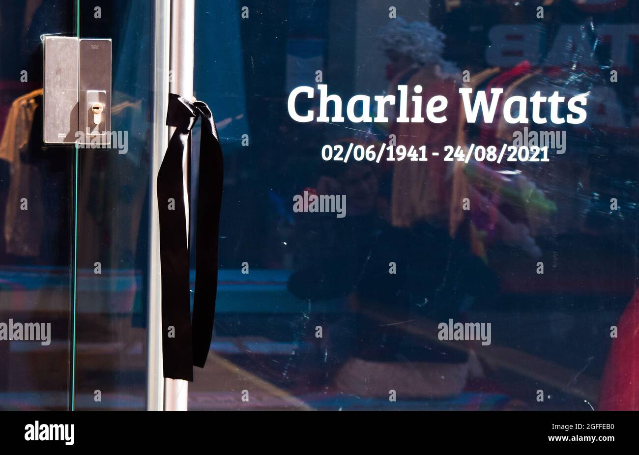 Londra, Regno Unito. 25 ago 2021. Un nastro nero è visto legato alla porta accanto ad un tributo a Charlie Watts al negozio Rolling Stones in Carnaby Street. Il batterista del leggendario gruppo rock The Rolling Stones morì il 24 agosto 2021, all'età di 80 anni. (Foto di Vuk Valcic/SOPA Images/Sipa USA) Credit: Sipa USA/Alamy Live News Foto Stock