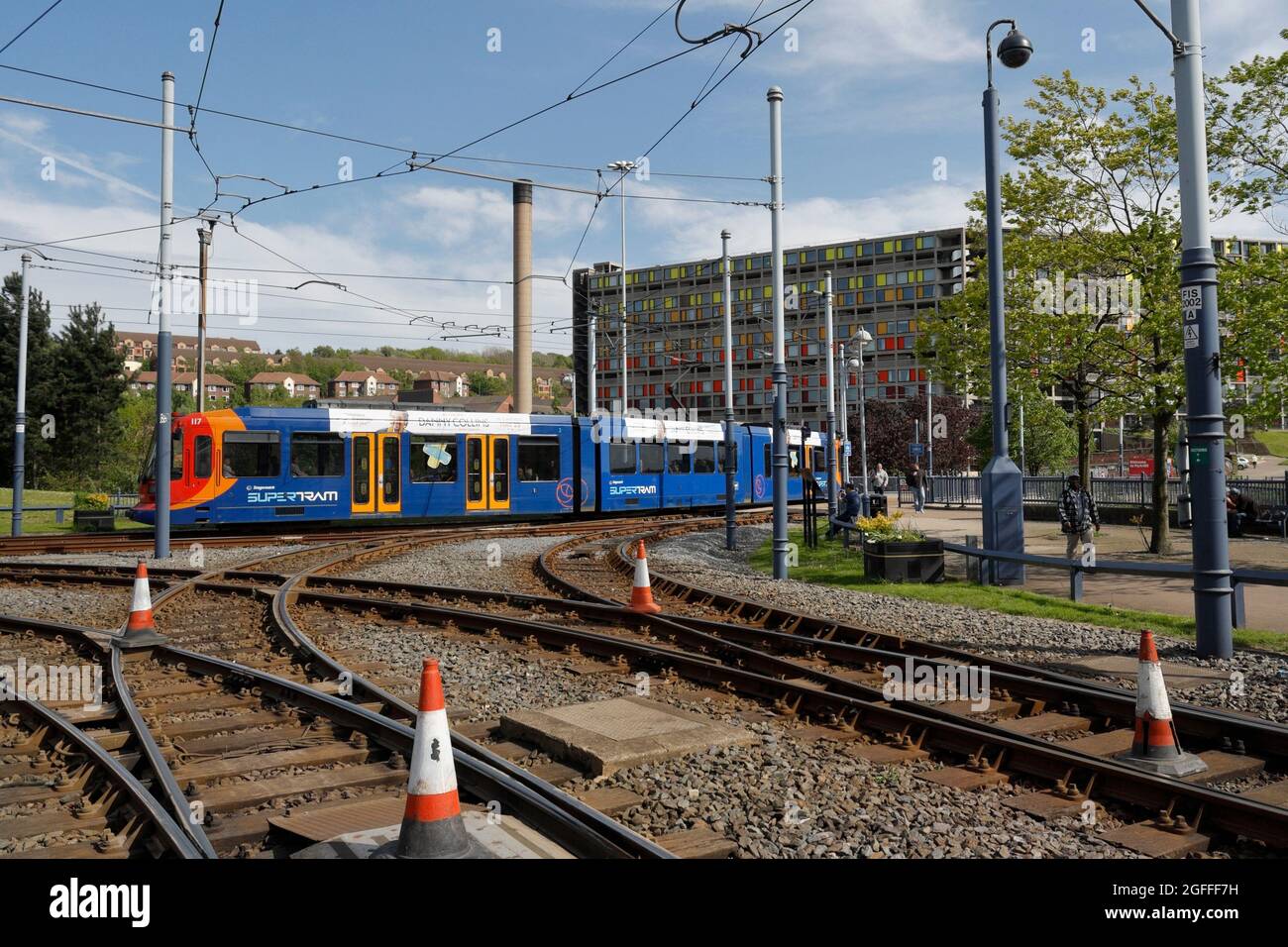 Sheffield Supertram metro all'incrocio della rotatoria della piazza del parco. Centro di Sheffield Inghilterra stazioni ferroviarie del Regno Unito Foto Stock