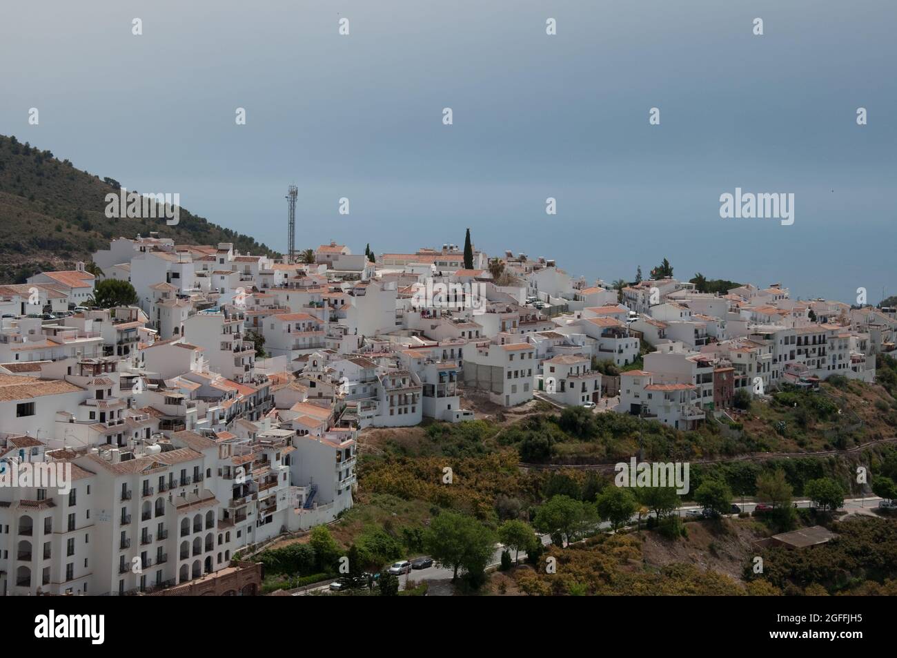 Vista sul Mediterraneo dal Mirador, Frigiliana, Provincia di Malaga, Andalusia, Spagna. Frigiliana è una piccola città vicino a Nerja, ma nella montagna Foto Stock
