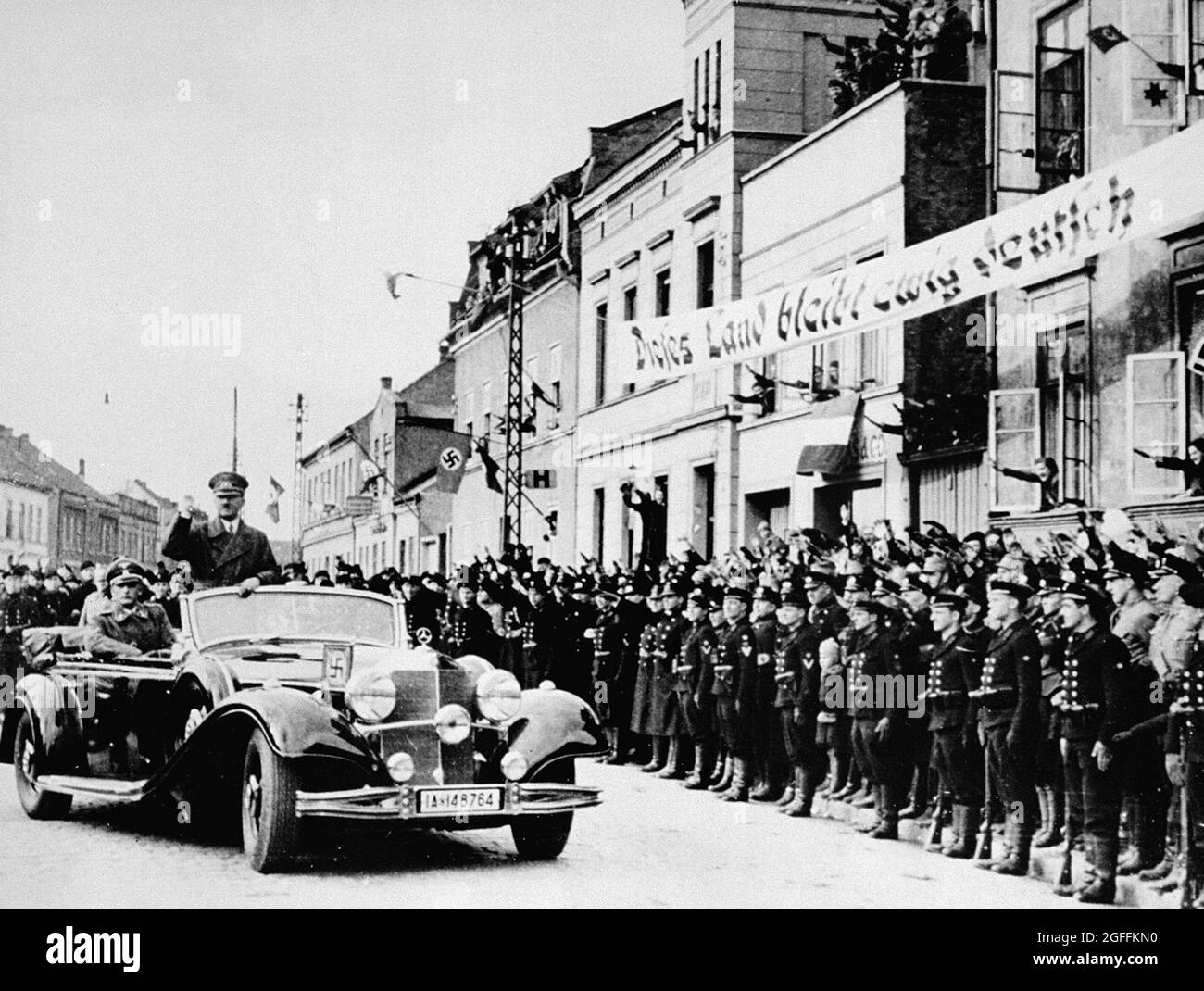 Adolf Hitler a Memel nel marzo 1939 dopo che i nazisti annesse la zona dalla Lituania (Klaipéda in lituano) dopo che i lituani si prostrarono verso l'ultimatum tedesco per cedere il territorio o affrontare un'azione militare. Il banner recita: "Questo paese rimarrà eternamente tedesco" Foto Stock