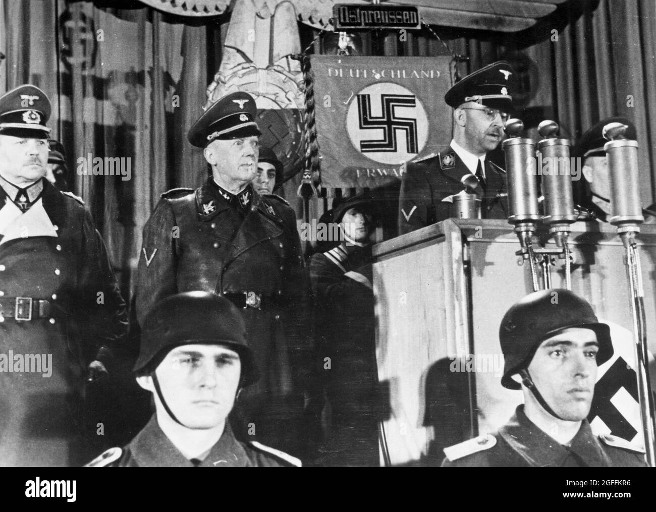 Reichsführer SS Himmler parla ai battaglioni Prussiani del Volkssturm nell'ottobre 1944. Accanto alla Reichsführer-SS Obergruppenführer Hans Lammers (accanto a Himmler) e Generaloberst Heinz Guderian (all'estrema sinistra, parzialmente tagliato). Credit: Bundesarchiv tedesco Foto Stock