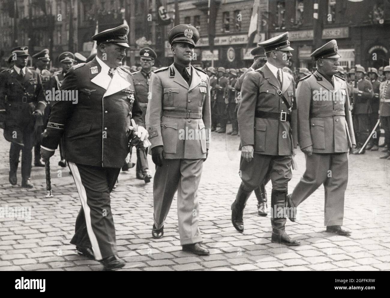 Hermann Göring, Conte Ciano, Adolf Hitler e Benito Mussolini camminano insieme Foto Stock