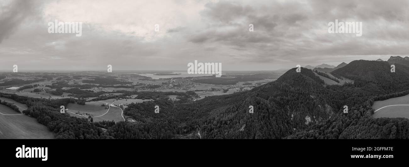 Vista panoramica sul lago Chiemsee nella baviera meridionale in estate in bianco e nero Foto Stock