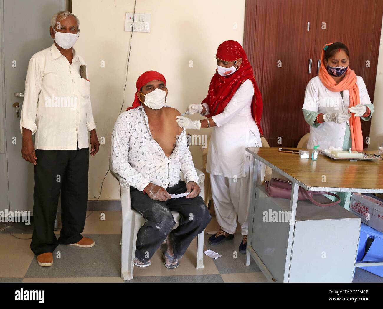 Beawar, India. 25 ago 2021. (8/25/2021) l'operatore sanitario indiano somministra una dose di Covishield (vaccino COVID-19) a un beneficiario durante una speciale campagna di vaccinazione di un giorno per i lavoratori della zona industriale DI RICCO a Beawar. L'India ha somministrato ??oltre 594 milioni di shot, coprendo oltre 325 milioni di persone con almeno una dose di vaccino COVID-19. (Foto di Sumit Saraswat/Pacific Press/Sipa USA) Credit: Sipa USA/Alamy Live News Foto Stock