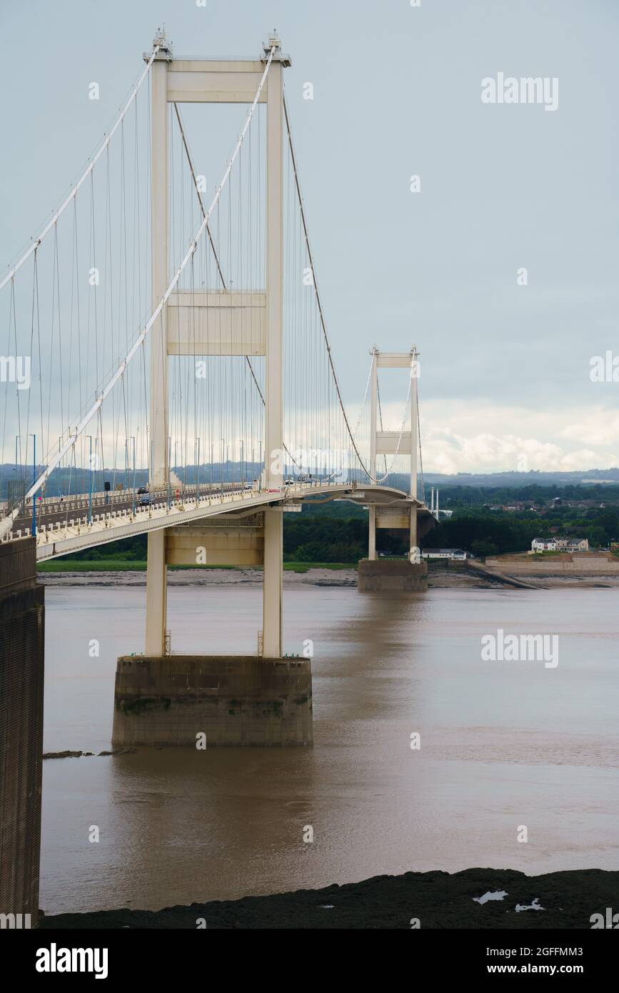 Vista del punto di riferimento originale degli anni '60 Severn Bridge che collega Inghilterra e Galles sul fiume Severn UK Foto Stock