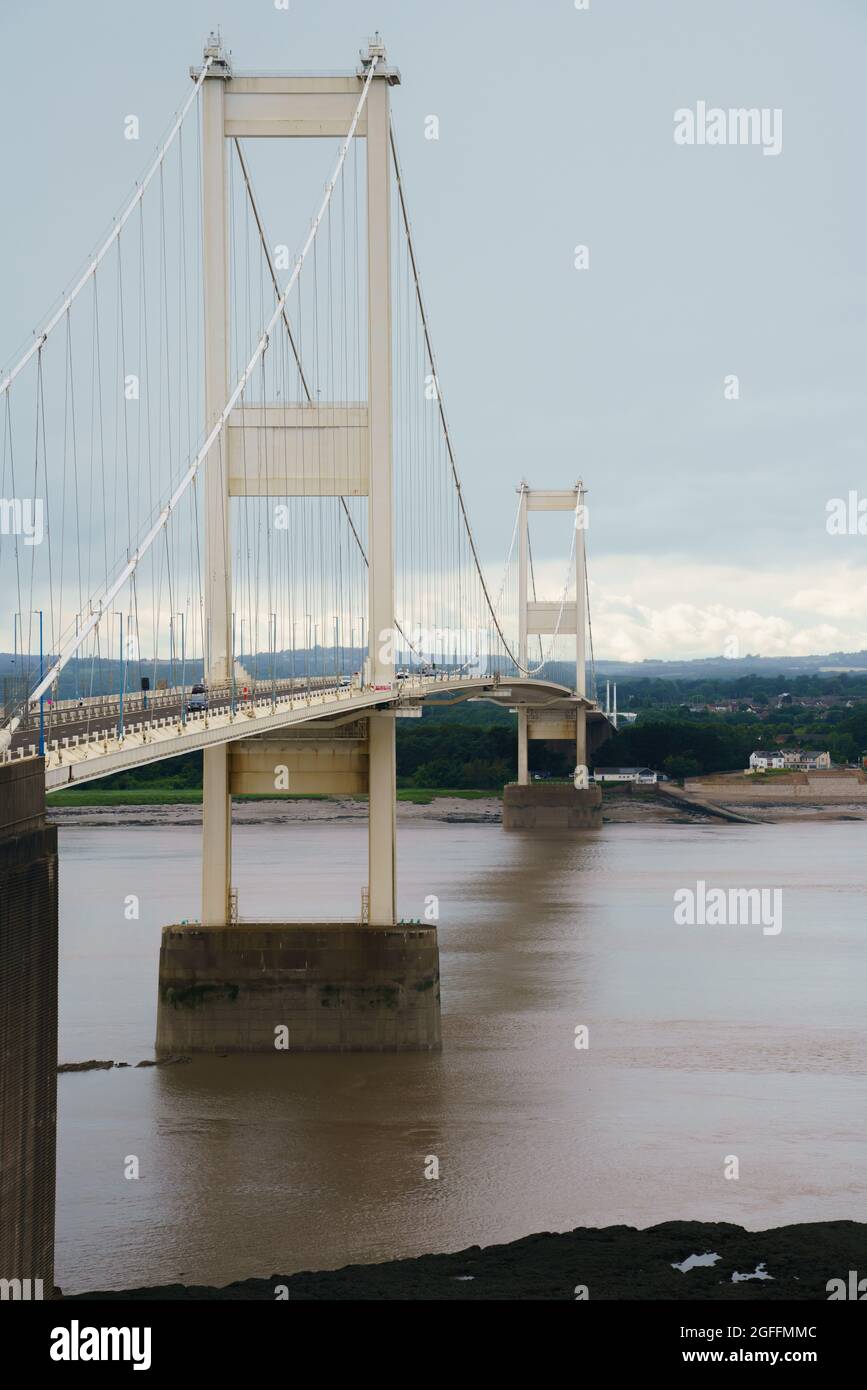 Vista del punto di riferimento originale degli anni '60 Severn Bridge che collega Inghilterra e Galles sul fiume Severn UK Foto Stock