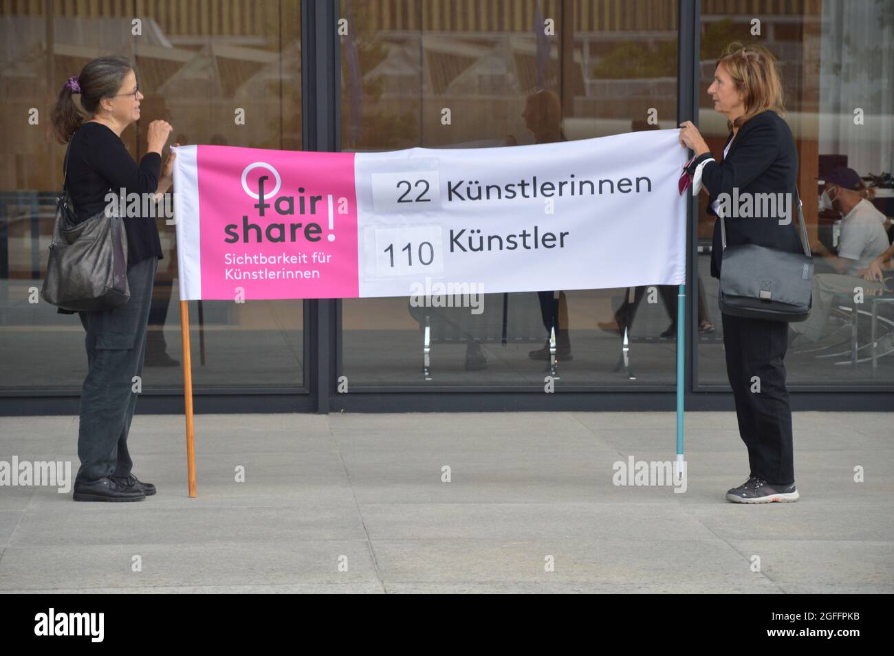Manifestazione in fiera di fronte alla Neue Nationalgalerie di Berlino, Germania. Le donne chiedono una percentuale più elevata di artisti femminili nelle collezioni dei Musei nazionali di Berlino in futuro. Agosto 22, 2021. Foto Stock